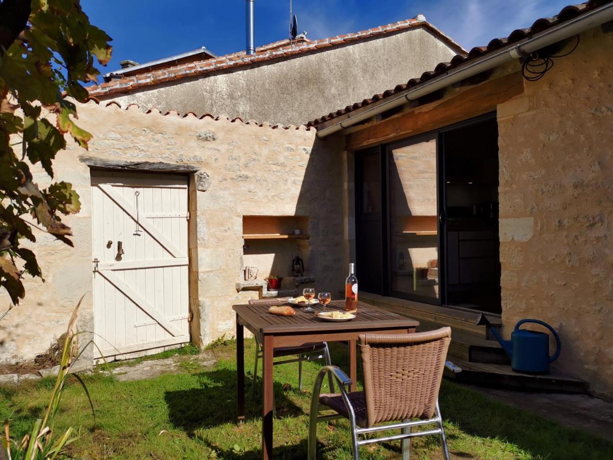La Maison De Thomas Saint-Amant-de-Boixe Екстериор снимка