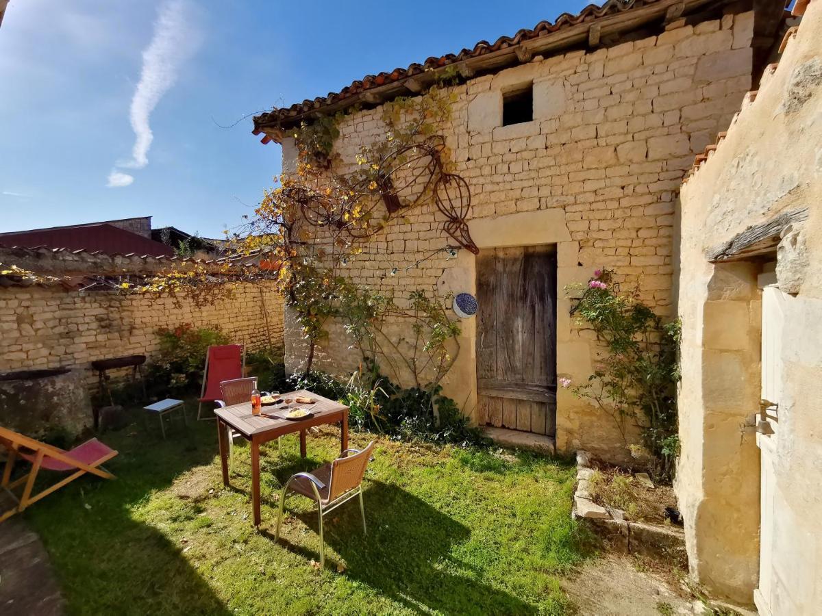La Maison De Thomas Saint-Amant-de-Boixe Екстериор снимка