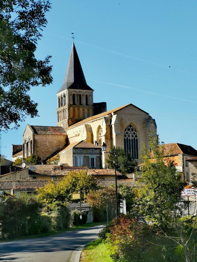La Maison De Thomas Saint-Amant-de-Boixe Екстериор снимка