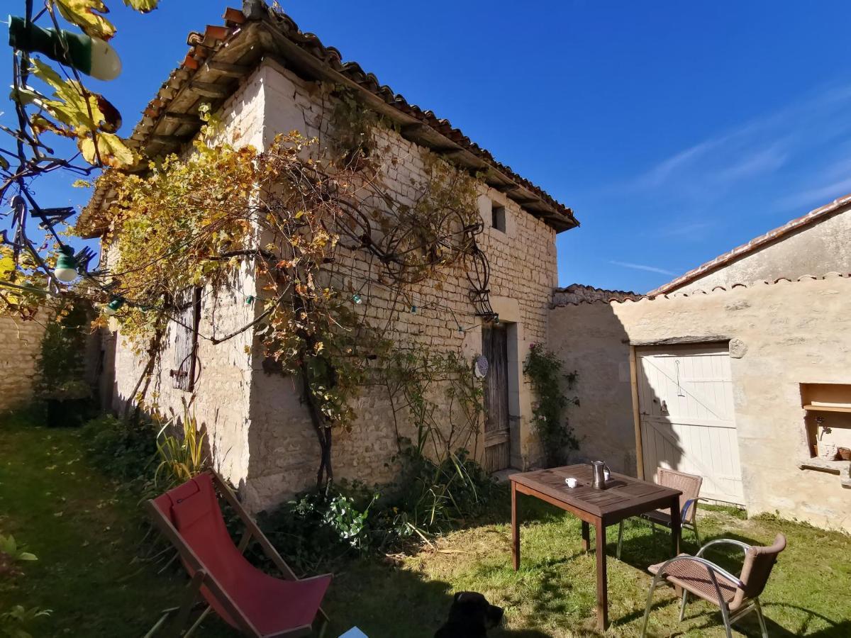La Maison De Thomas Saint-Amant-de-Boixe Екстериор снимка