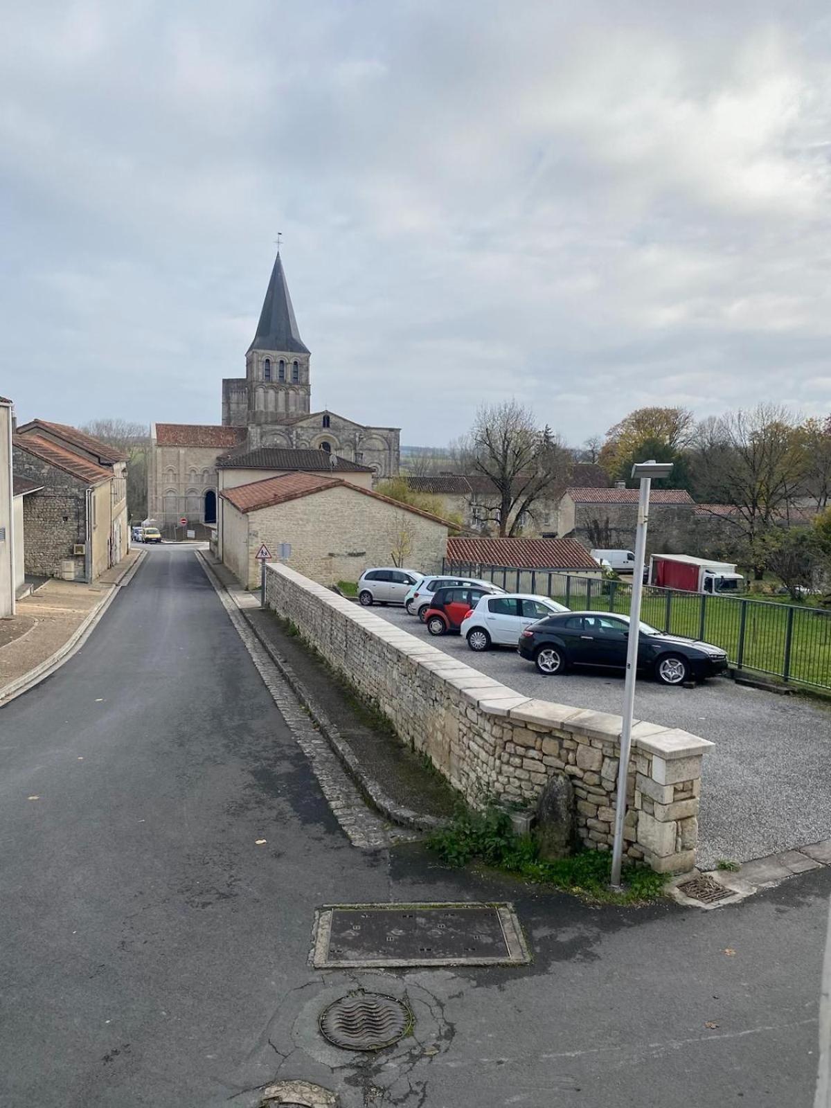 La Maison De Thomas Saint-Amant-de-Boixe Екстериор снимка